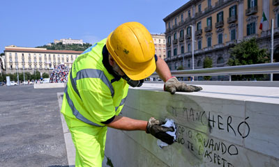 Piazza Municipio: Intervenuta la Napoli servizi per eliminare scritte vandaliche