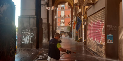 Intervento di sanificazione della Napoli Servizi sotto i porticati della Galleria Principe di Napoli